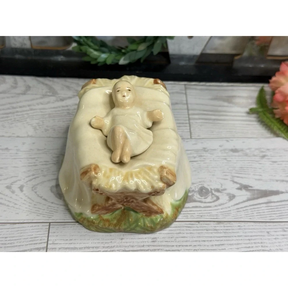 Vintage Baby Jesus In a Manger Holland‎ Mold Ceramic Hand Painted Signed 1970's
